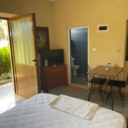 Elias Guest House Sarande Bagian luar foto